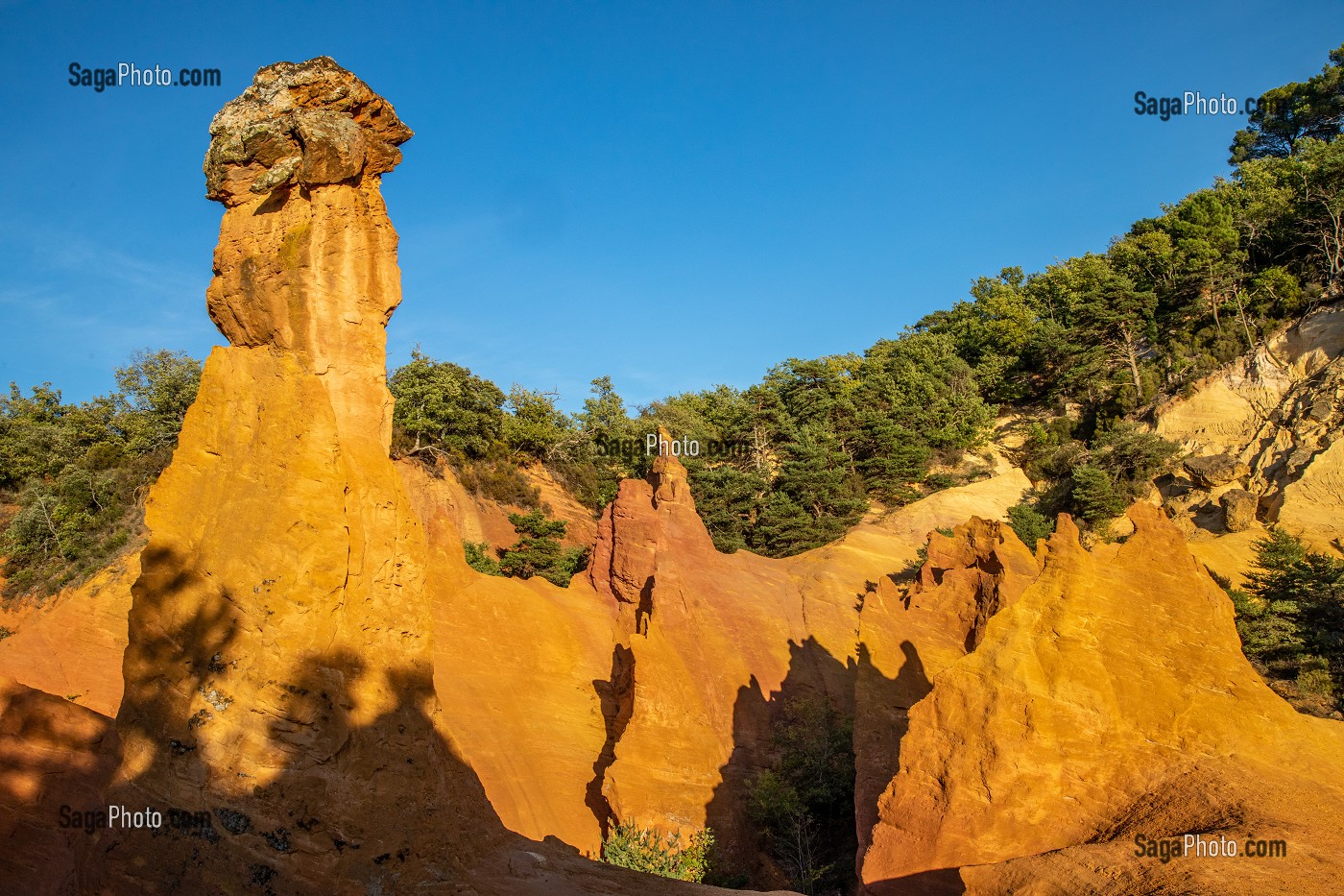 CHEMINEE DE FEE, CARRIERES D'OCRE DU COLORADO PROVENCAL, PARC NATUREL REGIONAL DU LUBERON, VAUCLUSE, PROVENCE, FRANCE 