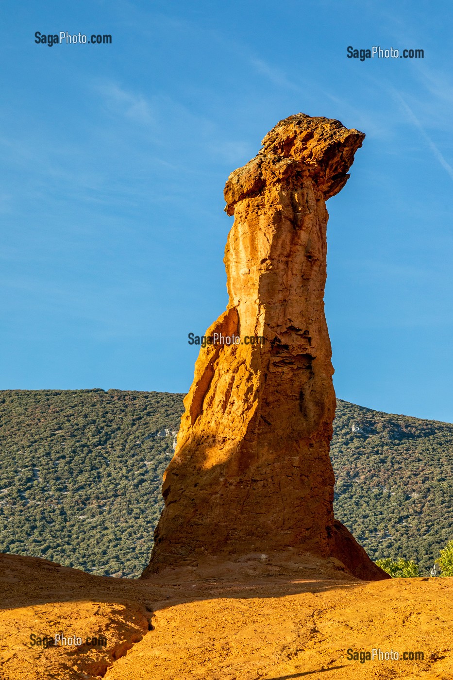 CHEMINEE DE FEE, CARRIERES D'OCRE DU COLORADO PROVENCAL, PARC NATUREL REGIONAL DU LUBERON, VAUCLUSE, PROVENCE, FRANCE 