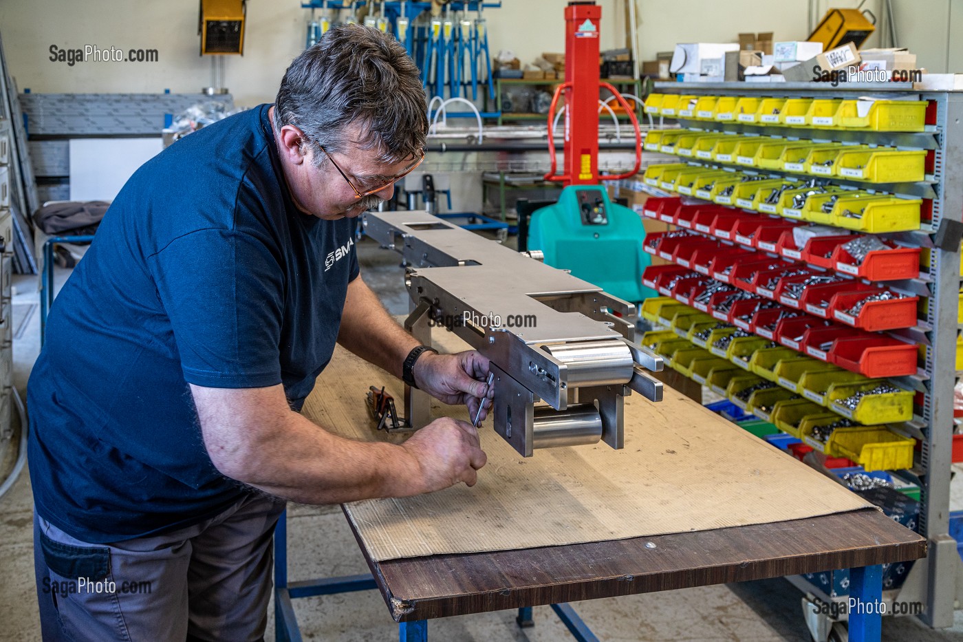 ATELIER DE MONTAGE ET D'ASSEMBLAGE DES PIECES, SMA, SOCIETE MECANIQUE AIGLONNE, INDUSTRIE METALLURGIQUE, SAINT-MARTIN-D'ECUBLEI, ORNE, NORMANDIE, FRANCE 