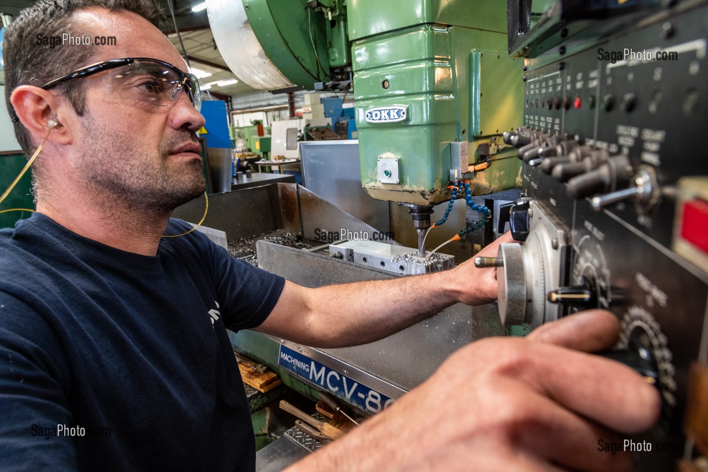 OUVRIER SUR SA MACHINE POUR LE REGLAGE, USINAGE DE PIECES METALLIQUES, SMA, SOCIETE MECANIQUE AIGLONNE, INDUSTRIE METALLURGIQUE, SAINT-MARTIN-D'ECUBLEI, ORNE, NORMANDIE, FRANCE 