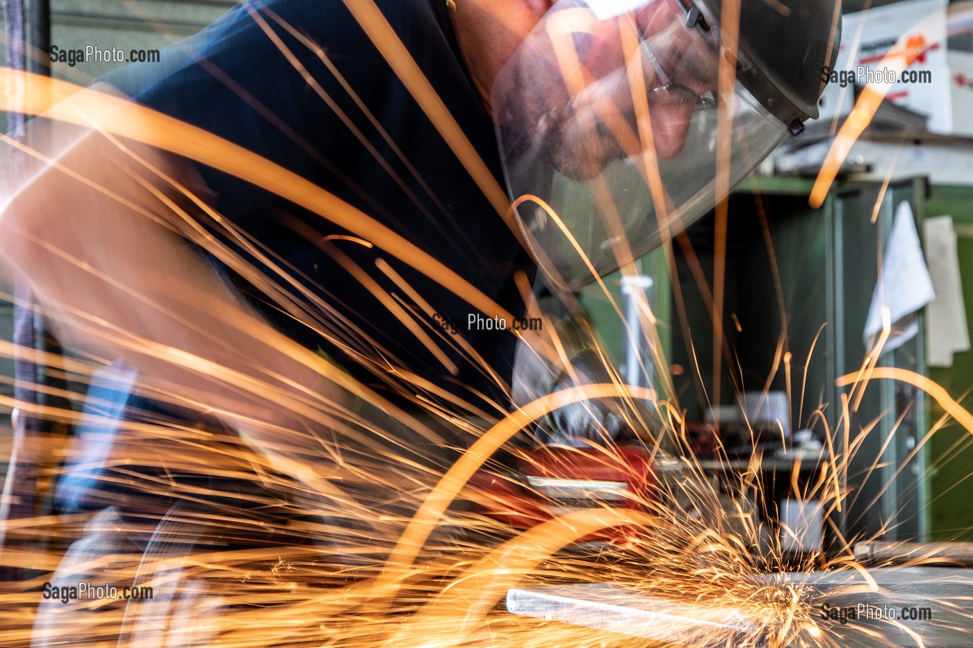 ATELIER DE FINITION, SOUDURE ET MEULAGE DES PIECES METALLIQUES, SMA, SOCIETE MECANIQUE AIGLONNE, INDUSTRIE METALLURGIQUE, SAINT-MARTIN-D'ECUBLEI, ORNE, NORMANDIE, FRANCE 