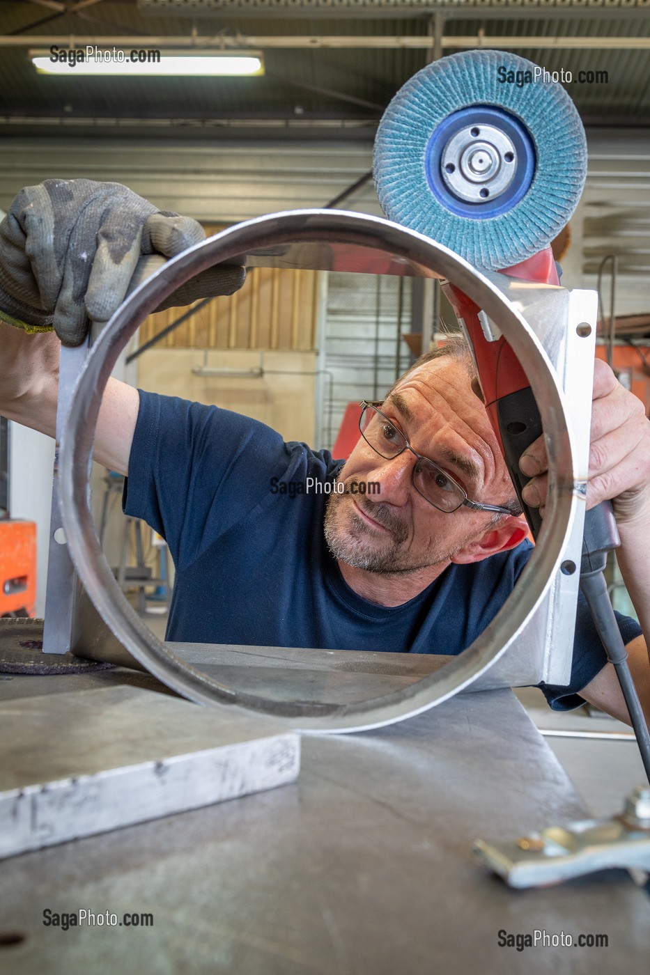 INSPECTION VISUELLE APRES PONCAGE DE FINITION D'UNE PIECE METALLIQUE, SMA, SOCIETE MECANIQUE AIGLONNE, INDUSTRIE METALLURGIQUE, SAINT-MARTIN-D'ECUBLEI, ORNE, NORMANDIE, FRANCE 