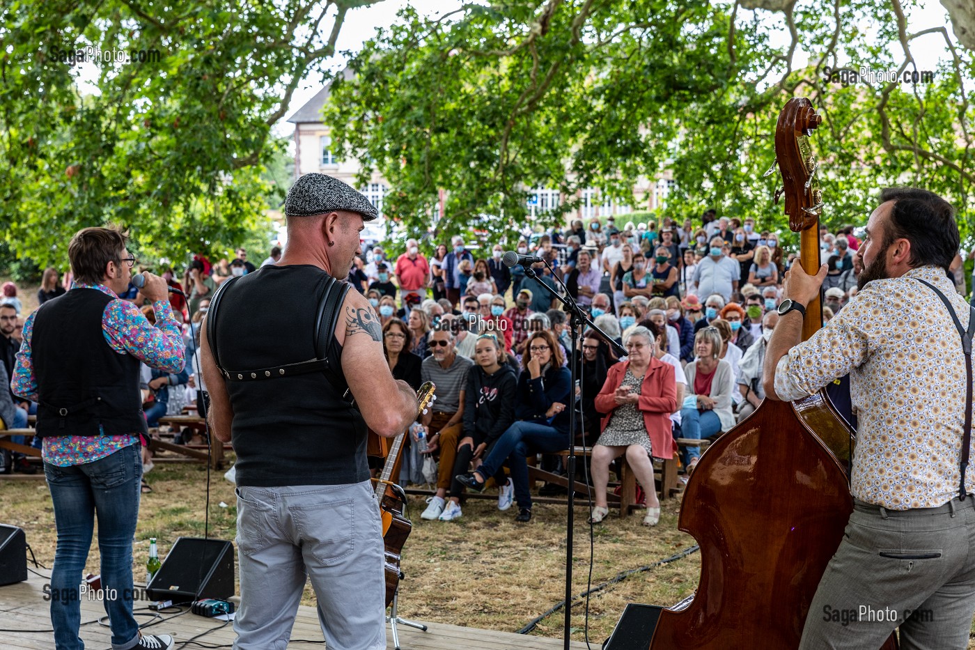 CONCERT DES MEGOTS SOUS LES PLATANES EN PLEIN AIR, L'AIGLE, ORNE, NORMANDIE, FRANCE 