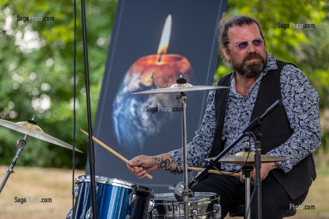 CONCERT DES MEGOTS SOUS LES PLATANES AVEC UNE EXPOSITION TERRE FRAGILE, L'AIGLE, ORNE, NORMANDIE, FRANCE 