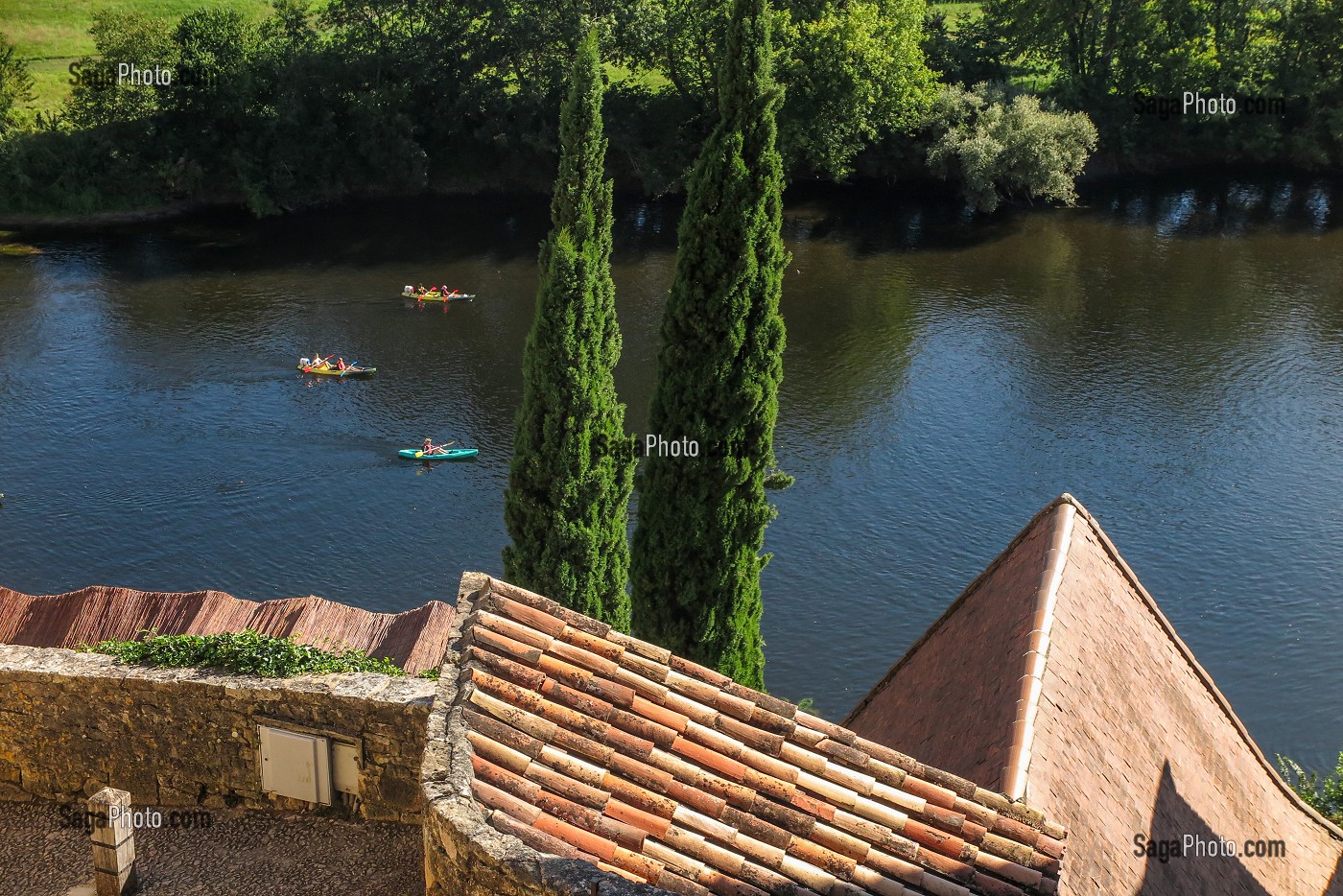 CANOES SUR LA RIVIERE DORDOGNE, DOMME, DORDOGNE, PERIGORD, FRANCE 