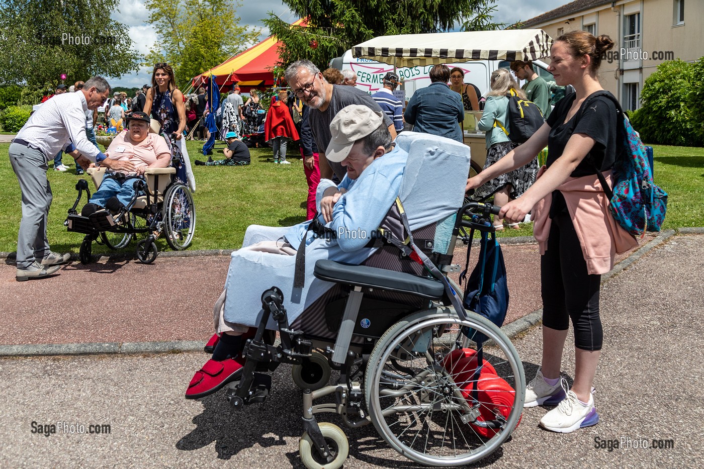 JOURNEE DE FETE POUR LES RESIDENTS EN SITUATION DE HANDICAP AVEC LEURS FAMILLES, FOYER JULES LEDEIN, LA NEUVILLE-DU-BOSC, EURE, NORMANDIE, FRANCE 