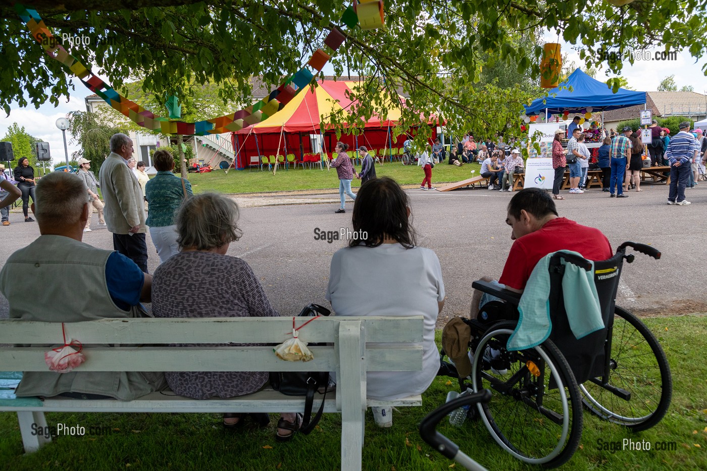 JOURNEE DE FETE POUR LES RESIDENTS EN SITUATION DE HANDICAP AVEC LEURS FAMILLES, FOYER JULES LEDEIN, LA NEUVILLE-DU-BOSC, EURE, NORMANDIE, FRANCE 