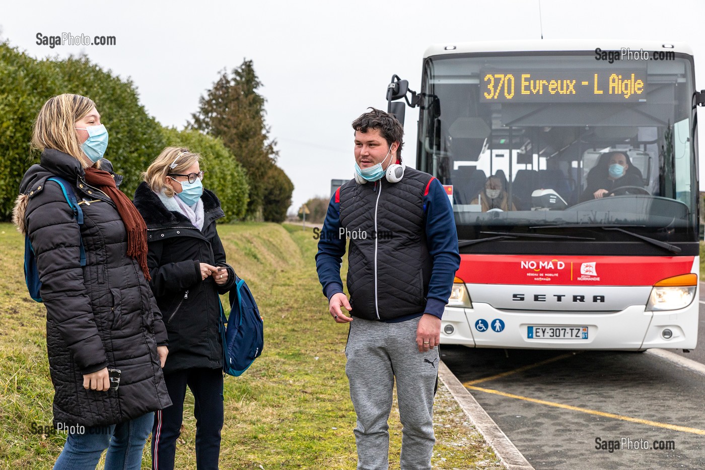 RESIDENTS AUTONOMES POUR PRENDRE LE BUS POUR TRAVAILLER A L'ESAT, FOYER D'HEBERGEMENT POUR ADULTES EN SITUATION DE HANDICAP INTELLECTUEL MOYEN, RESIDENCE DU MOULIN DE LA RISLE, LE MOULIN ROUGE, RUGLES, EURE, NORMANDIE, FRANCE 