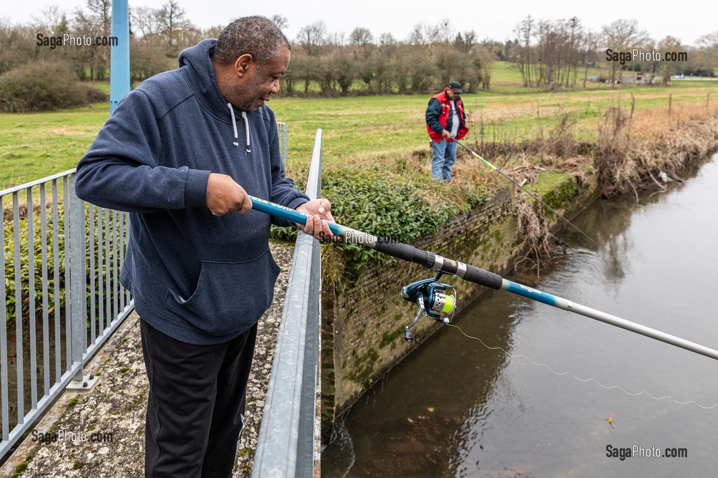 ACTIVITE DE PECHE POUR LES RESIDENTS, FOYER D'HEBERGEMENT POUR ADULTES EN SITUATION DE HANDICAP INTELLECTUEL MOYEN, RESIDENCE DU MOULIN DE LA RISLE, RUGLES, EURE, NORMANDIE, FRANCE 