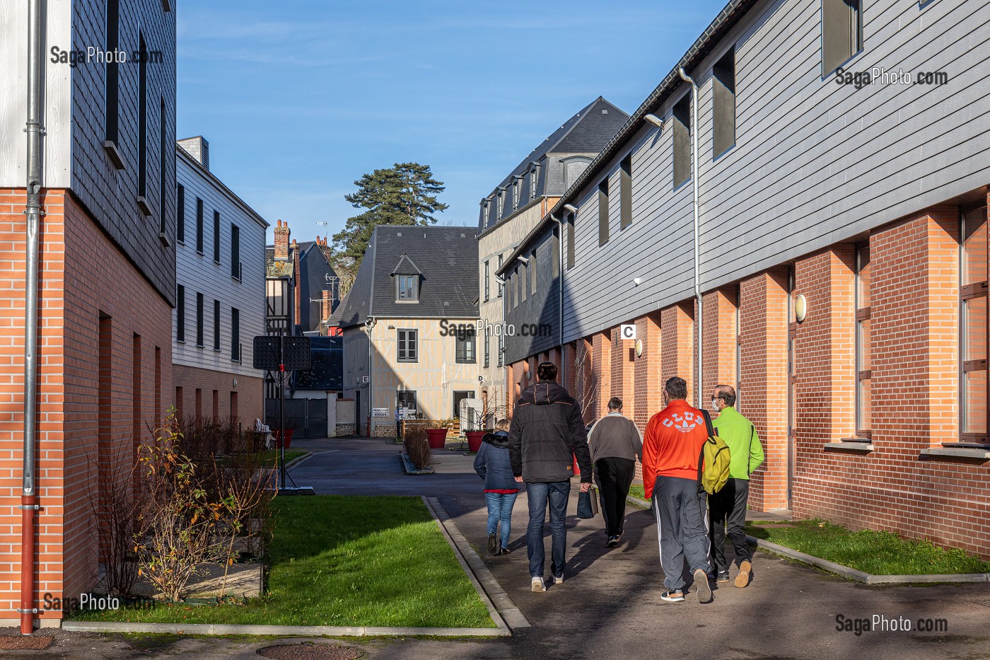 RESIDENCE MODERNE COMME FOYER D'HEBERGEMENT POUR ADULTES EN SITUATION DE HANDICAP INTELLECTUEL, RESIDENCE LA CHARENTONNE, ADAPEI27, ASSOCIATION DEPARTEMENTALE D'AMIS ET DE PARENTS, BERNAY, EURE, NORMANDIE, FRANCE 