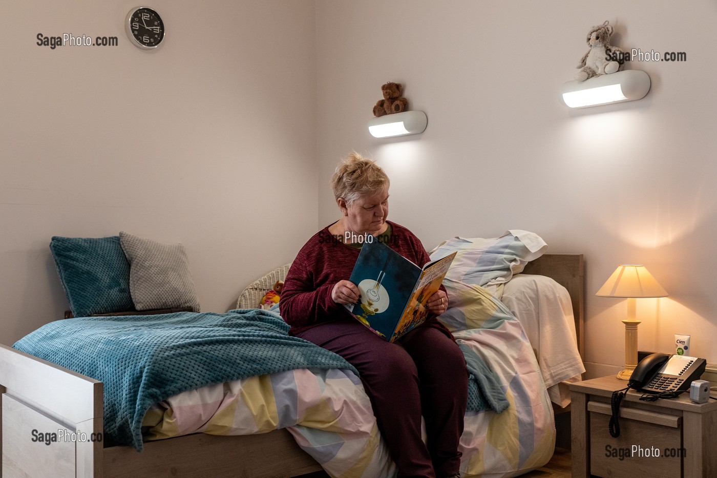 RESIDENTE DANS SA CHAMBRE INDIVIDUELLE, FOYER D'HEBERGEMENT POUR ADULTES EN SITUATION DE HANDICAP INTELLECTUEL, RESIDENCE LA CHARENTONNE, ADAPEI27, ASSOCIATION DEPARTEMENTALE D'AMIS ET DE PARENTS, BERNAY, EURE, NORMANDIE, FRANCE 