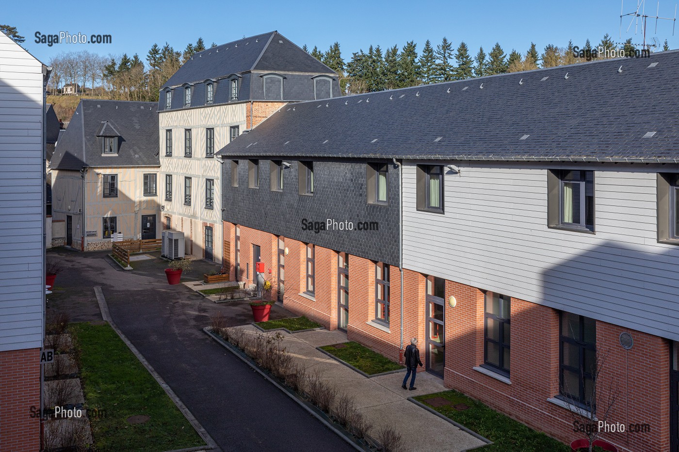 RESIDENCE MODERNE COMME FOYER D'HEBERGEMENT POUR ADULTES EN SITUATION DE HANDICAP INTELLECTUEL, RESIDENCE LA CHARENTONNE, ADAPEI27, ASSOCIATION DEPARTEMENTALE D'AMIS ET DE PARENTS, BERNAY, EURE, NORMANDIE, FRANCE 