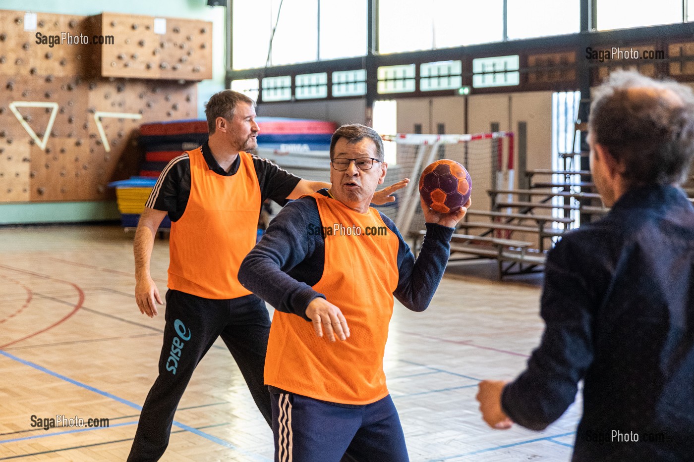 SEANCE DE SPORT (HANDBALL) AU GYMNASE, FOYER D'HEBERGEMENT POUR ADULTES EN SITUATION DE HANDICAP INTELLECTUEL, RESIDENCE LA CHARENTONNE, ADAPEI27, ASSOCIATION DEPARTEMENTALE D'AMIS ET DE PARENTS, BERNAY, EURE, NORMANDIE, FRANCE 