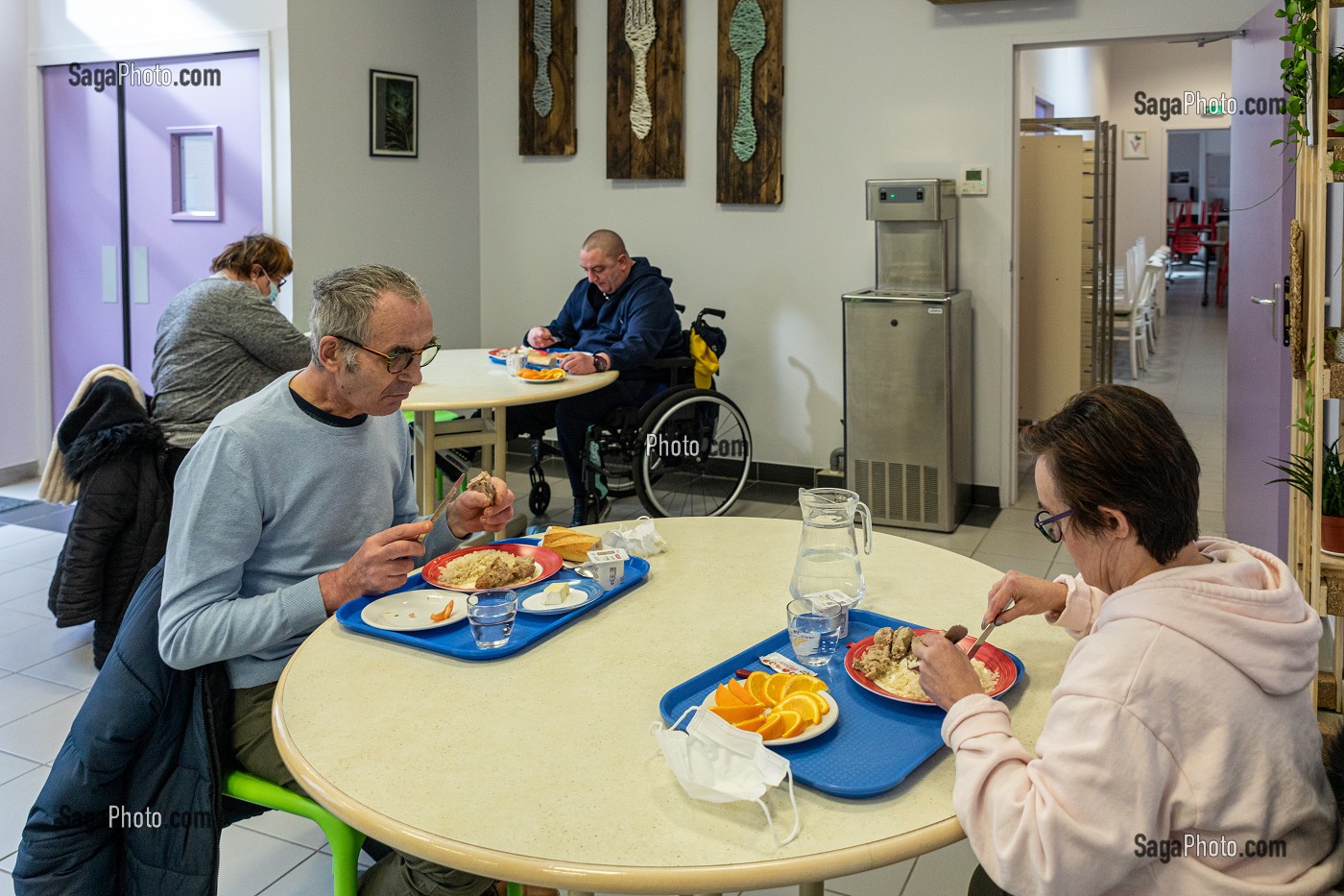 REPAS AU REFECTOIRE, FOYER D'HEBERGEMENT POUR ADULTES EN SITUATION DE HANDICAP INTELLECTUEL, RESIDENCE LA CHARENTONNE, ADAPEI27, ASSOCIATION DEPARTEMENTALE D'AMIS ET DE PARENTS, BERNAY, EURE, NORMANDIE, FRANCE 