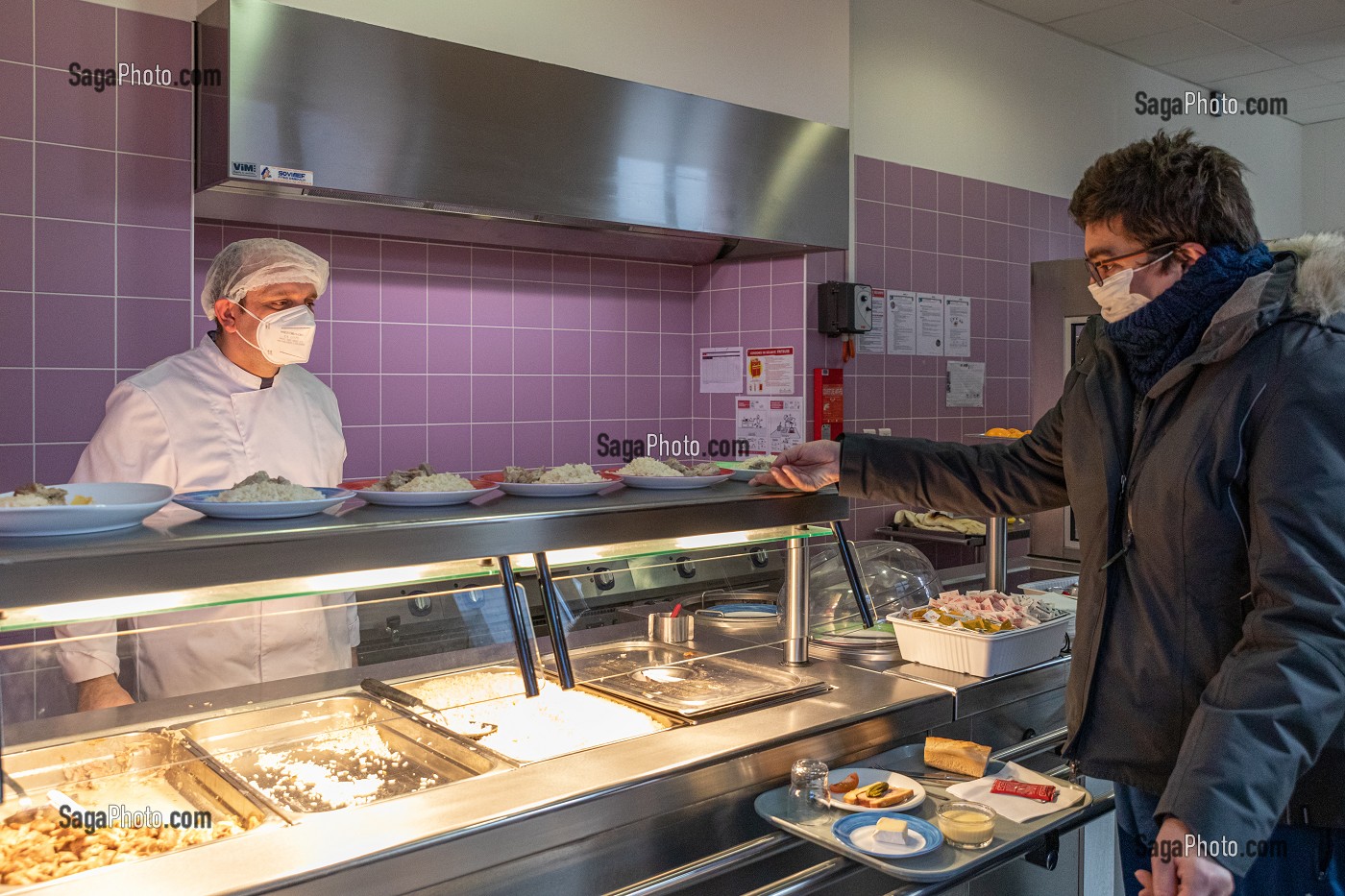 REPAS AU SELF-SERVICE DU REFECTOIRE, FOYER D'HEBERGEMENT POUR ADULTES EN SITUATION DE HANDICAP INTELLECTUEL, RESIDENCE LA CHARENTONNE, ADAPEI27, ASSOCIATION DEPARTEMENTALE D'AMIS ET DE PARENTS, BERNAY, EURE, NORMANDIE, FRANCE 