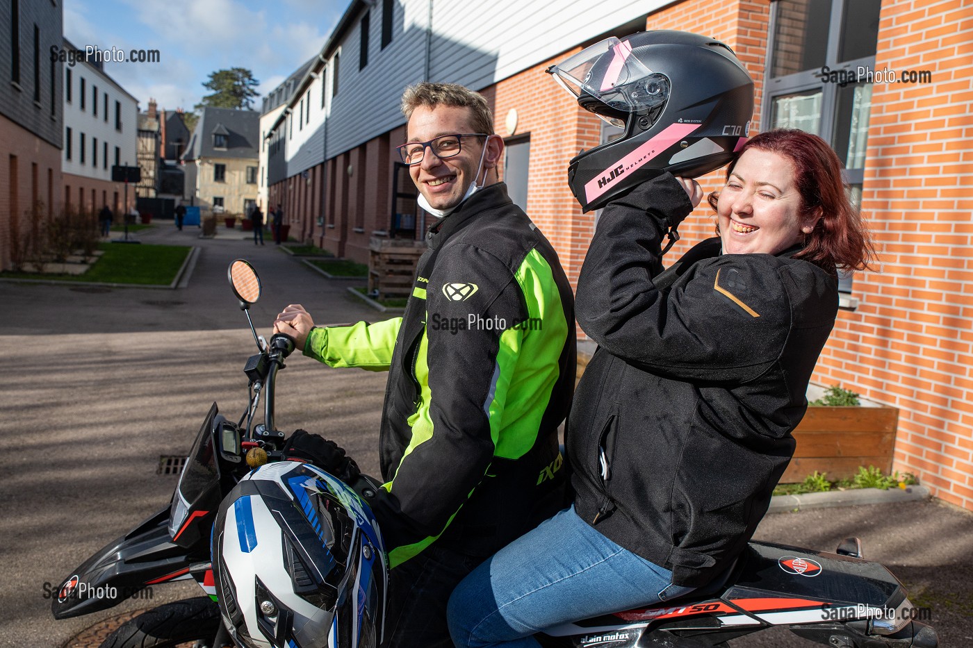 JEUNE COUPLE DE RESIDENTS SUR LEUR MOTO, FOYER D'HEBERGEMENT POUR ADULTES EN SITUATION DE HANDICAP INTELLECTUEL, RESIDENCE LA CHARENTONNE, ADAPEI27, ASSOCIATION DEPARTEMENTALE D'AMIS ET DE PARENTS, BERNAY, EURE, NORMANDIE, FRANCE 