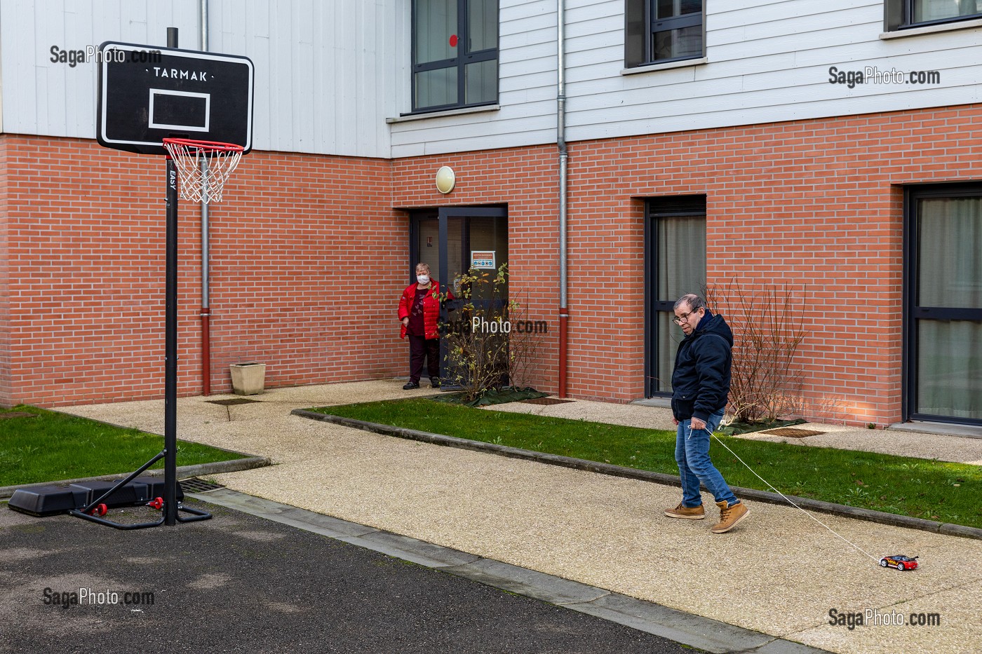 RESIDENTS DANS LE FOYER D'HEBERGEMENT POUR ADULTES EN SITUATION DE HANDICAP INTELLECTUEL, RESIDENCE LA CHARENTONNE, ADAPEI27, ASSOCIATION DEPARTEMENTALE D'AMIS ET DE PARENTS, BERNAY, EURE, NORMANDIE, FRANCE 