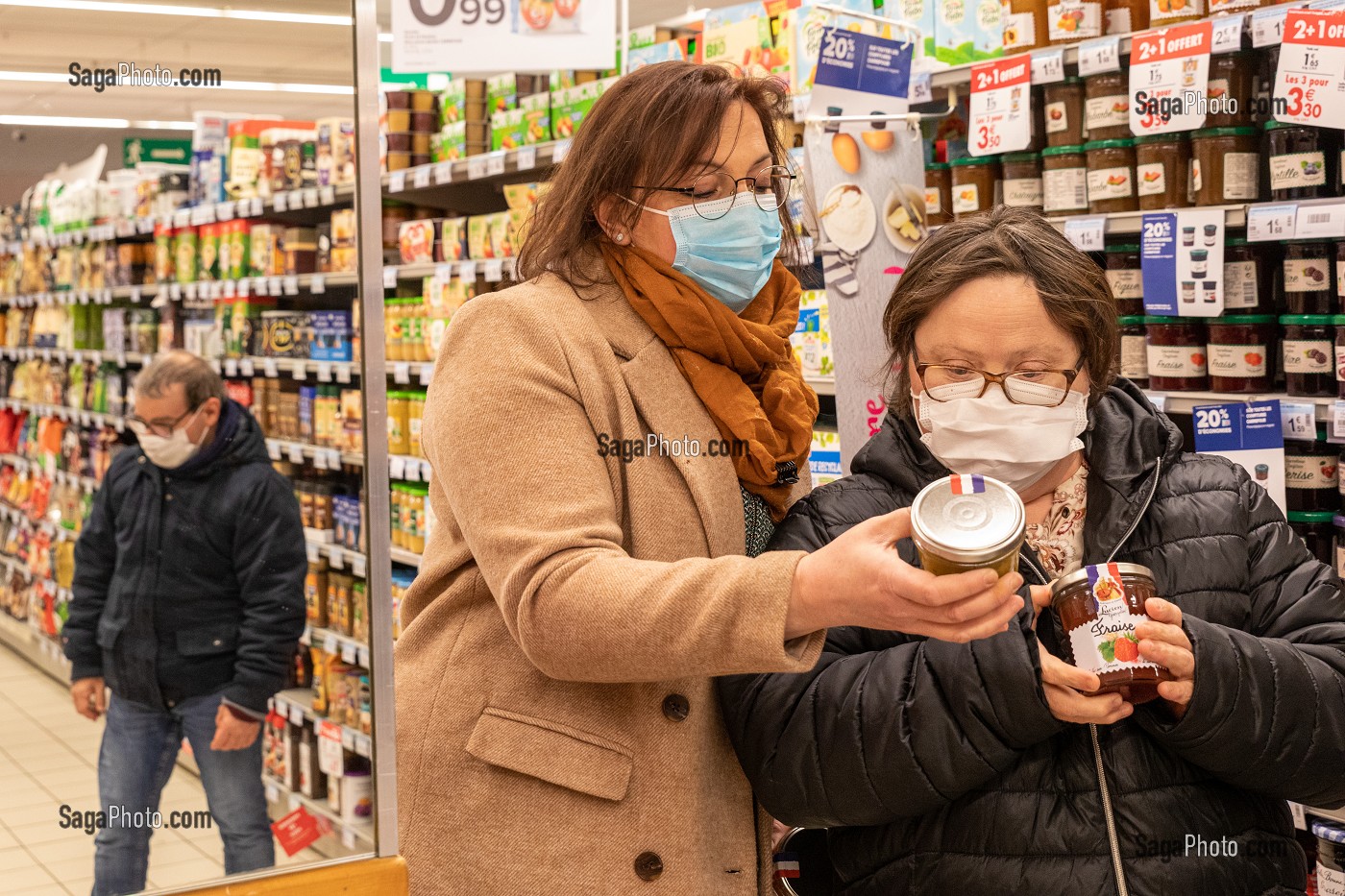 COURSES AU SUPERMARCHE, AUTONOMIE, FOYER D'HEBERGEMENT POUR ADULTES EN SITUATION DE HANDICAP INTELLECTUEL, RESIDENCE LA CHARENTONNE, ADAPEI27, BERNAY, EURE, NORMANDIE, FRANCE 