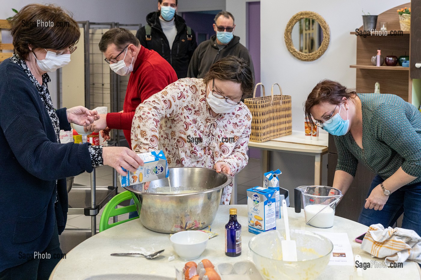 FABRICATION DE CREPES AVEC LES ANIMATEURS, FOYER D'HEBERGEMENT POUR ADULTES EN SITUATION DE HANDICAP INTELLECTUEL, RESIDENCE LA CHARENTONNE, ADAPEI27, ASSOCIATION DEPARTEMENTALE D'AMIS ET DE PARENTS, BERNAY, EURE, NORMANDIE, FRANCE 