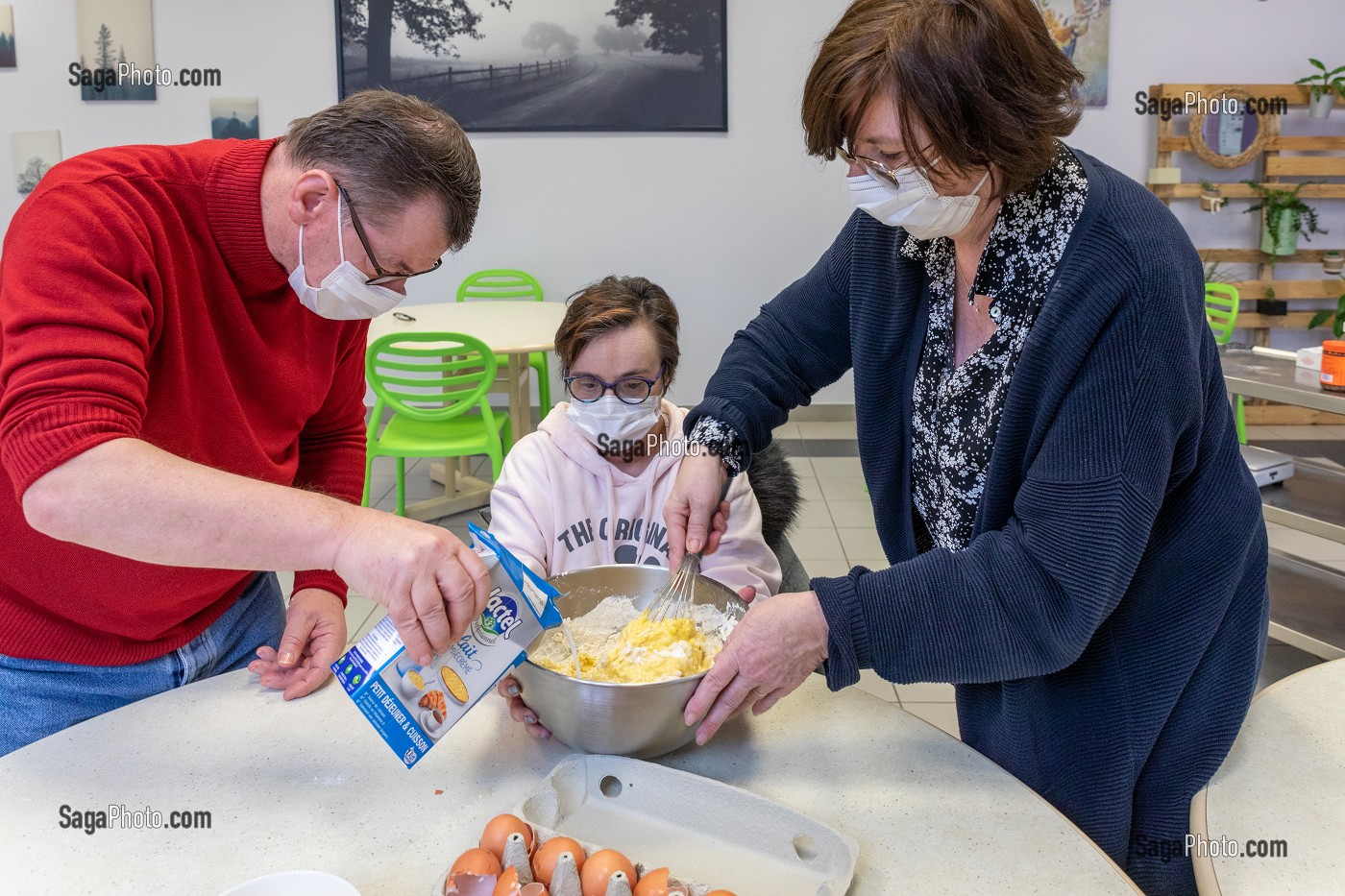 FABRICATION DE CREPES AVEC LES ANIMATEURS, FOYER D'HEBERGEMENT POUR ADULTES EN SITUATION DE HANDICAP INTELLECTUEL, RESIDENCE LA CHARENTONNE, ADAPEI27, ASSOCIATION DEPARTEMENTALE D'AMIS ET DE PARENTS, BERNAY, EURE, NORMANDIE, FRANCE 