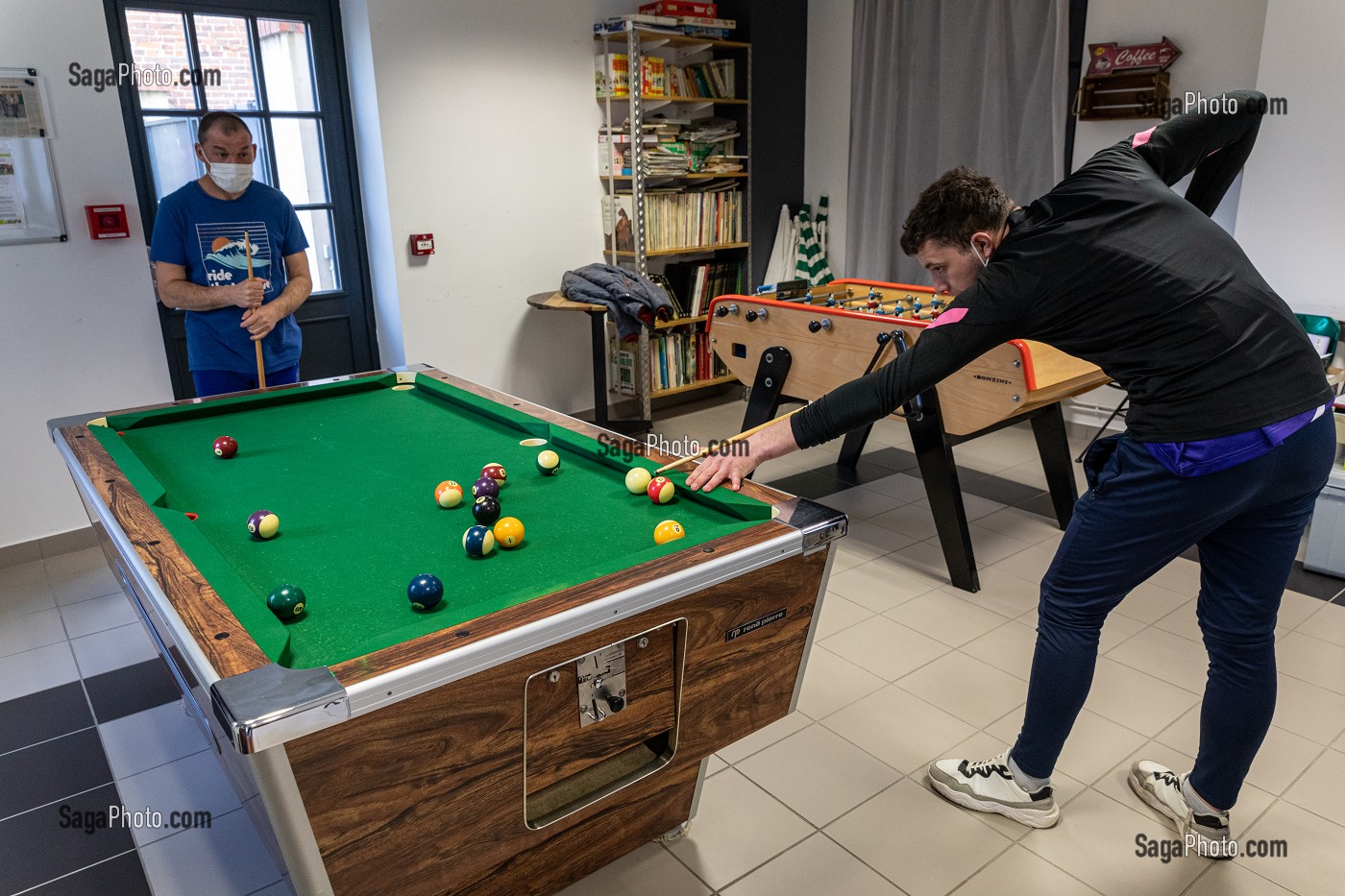 PARTIE DE BILLARD, FOYER D'HEBERGEMENT POUR ADULTES EN SITUATION DE HANDICAP INTELLECTUEL, RESIDENCE LA CHARENTONNE, ADAPEI27, ASSOCIATION DEPARTEMENTALE D'AMIS ET DE PARENTS, BERNAY, EURE, NORMANDIE, FRANCE 