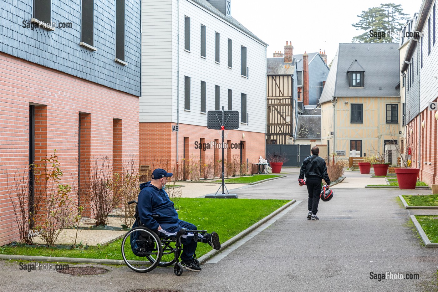 RESIDENCE MODERNE COMME FOYER D'HEBERGEMENT POUR ADULTES EN SITUATION DE HANDICAP INTELLECTUEL, RESIDENCE LA CHARENTONNE, ADAPEI27, ASSOCIATION DEPARTEMENTALE D'AMIS ET DE PARENTS, BERNAY, EURE, NORMANDIE, FRANCE 