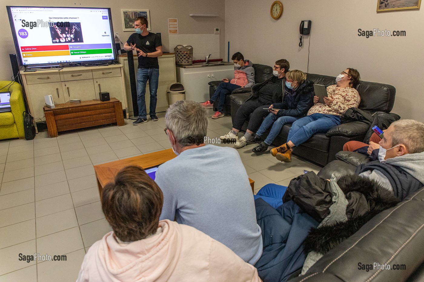 SEANCE DE KARAOKE EN GROUPE, FOYER D'HEBERGEMENT POUR ADULTES EN SITUATION DE HANDICAP INTELLECTUEL, RESIDENCE LA CHARENTONNE, ADAPEI27, ASSOCIATION DEPARTEMENTALE D'AMIS ET DE PARENTS, BERNAY, EURE, NORMANDIE, FRANCE 