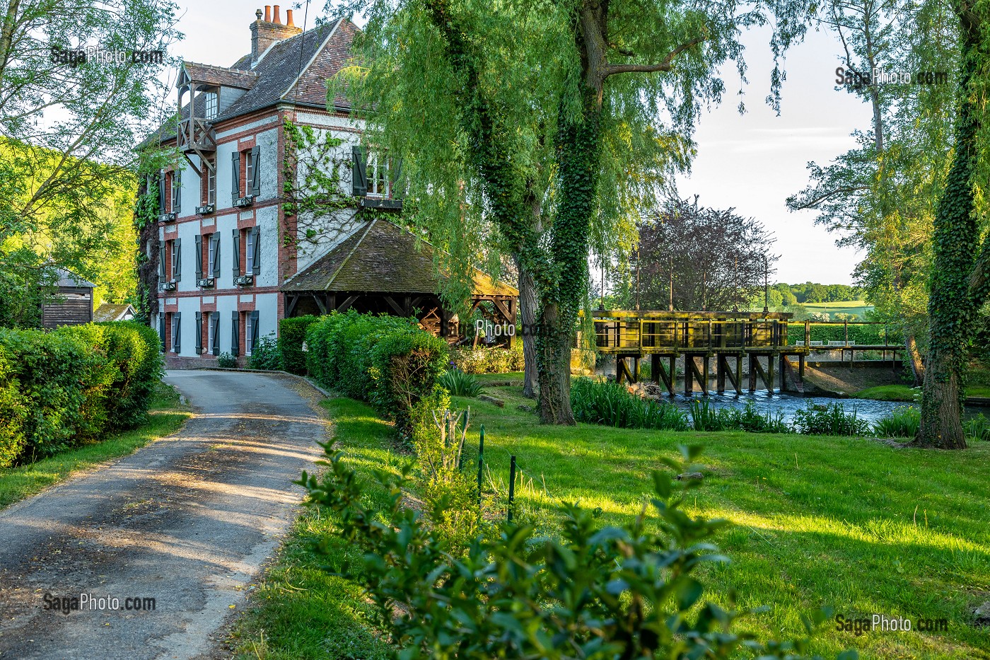 LE MOULIN DU HAMEAU DU ROUGE MOULIN, VALLEE DE LA RISLE, LA VIEILLE-LYRE, EURE, NORMANDIE, FRANCE 