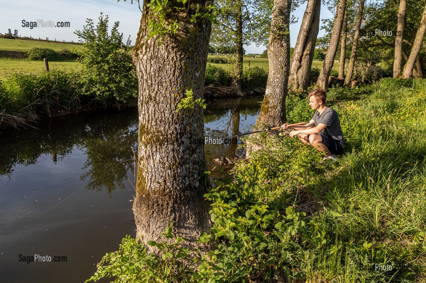 JEUNES PECHEURS SUR LA RIVIERE ITON, CINTRAY, VALLEE DE L'ITON, EURE, NORMANDIE, FRANCE 