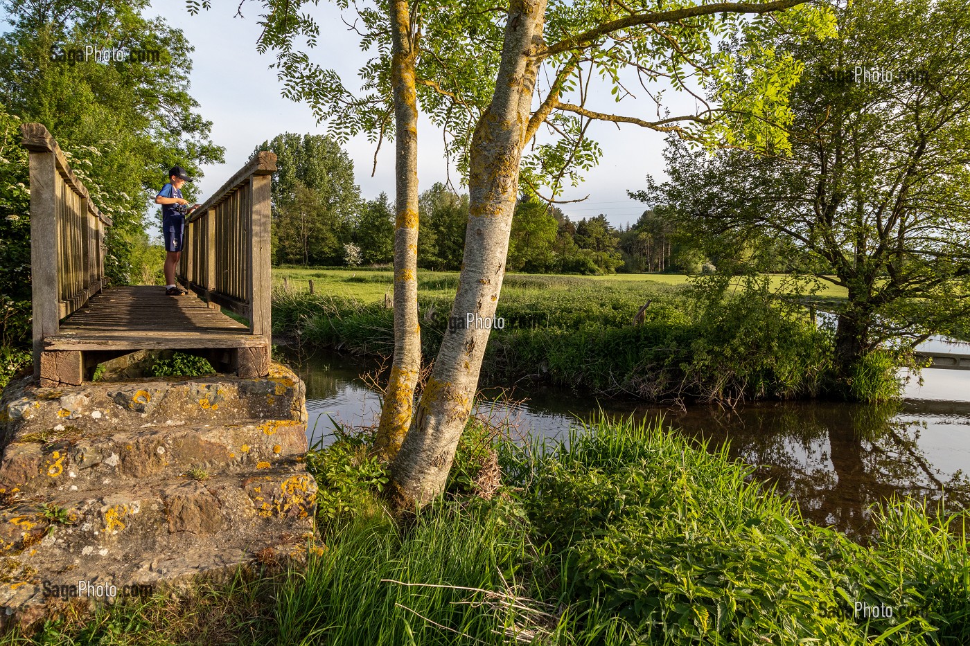 JEUNE PECHEUR SUR LA RIVIERE ITON, CINTRAY, VALLEE DE L'ITON, EURE, NORMANDIE, FRANCE 