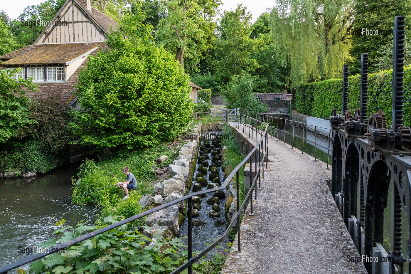 PONT ET VANNAGE DE CONDE-SUR-ITON, VALLEE DE L'ITON, EURE, NORMANDIE, FRANCE 