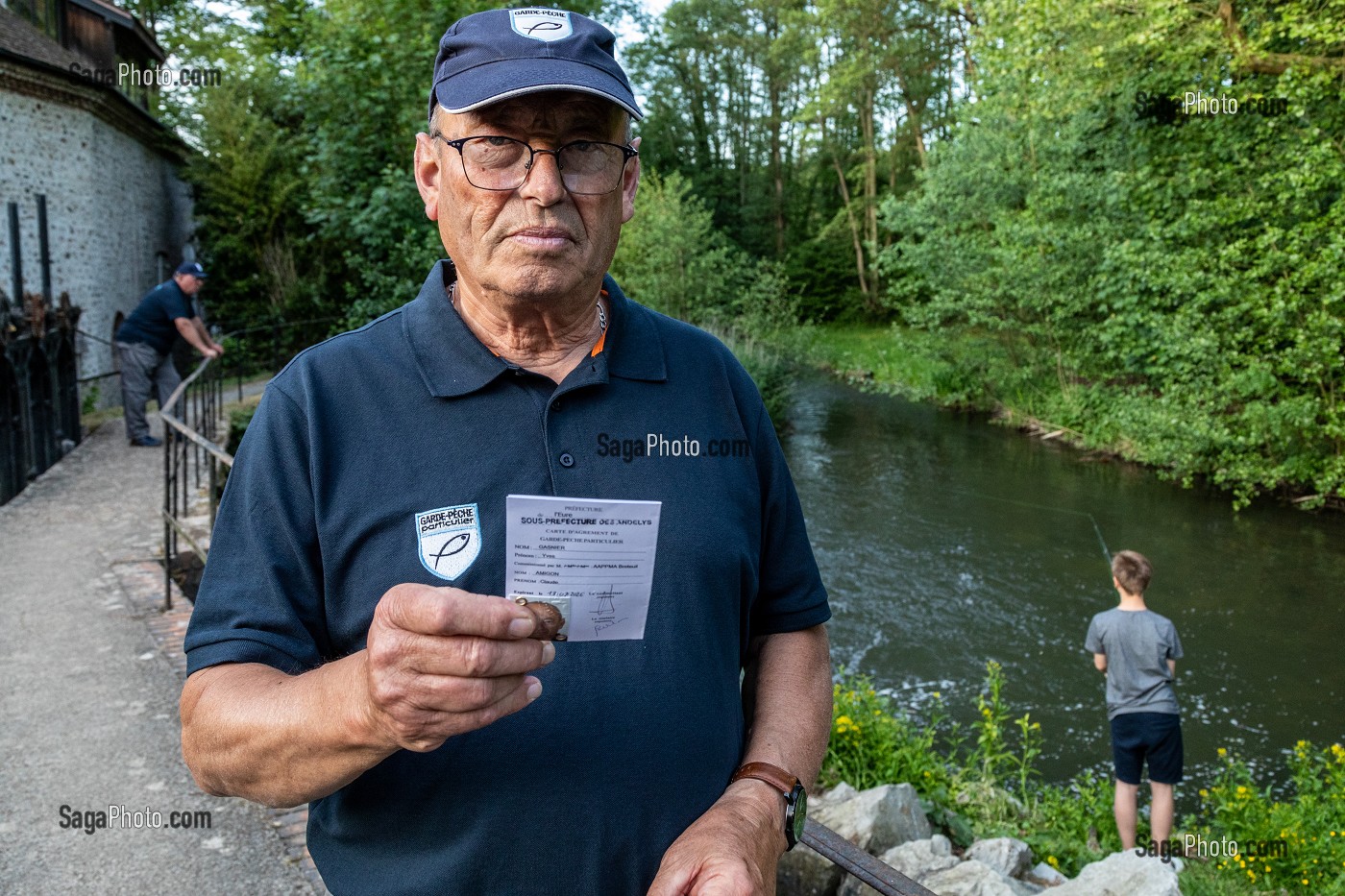 CONTROLE DU GARDE-PECHE SUR LE VANNAGE DE CONDE-SUR-ITON, VALLEE DE L'ITON, EURE, NORMANDIE, FRANCE 