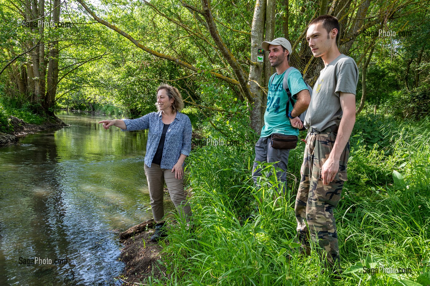 RESPONSABLE ANIMATRICE NATURE ET DECOUVERTE DE LA FAUNE ET DE LA FLORE AUTOUR DE LA RIVIERE, PRESENTATION DU PROGRAMME A SES ANIMATEURS, CHAMBRAY, MESNILS-SUR-ITON, VALLEE DE L'ITON, EURE, NORMANDIE, FRANCE 