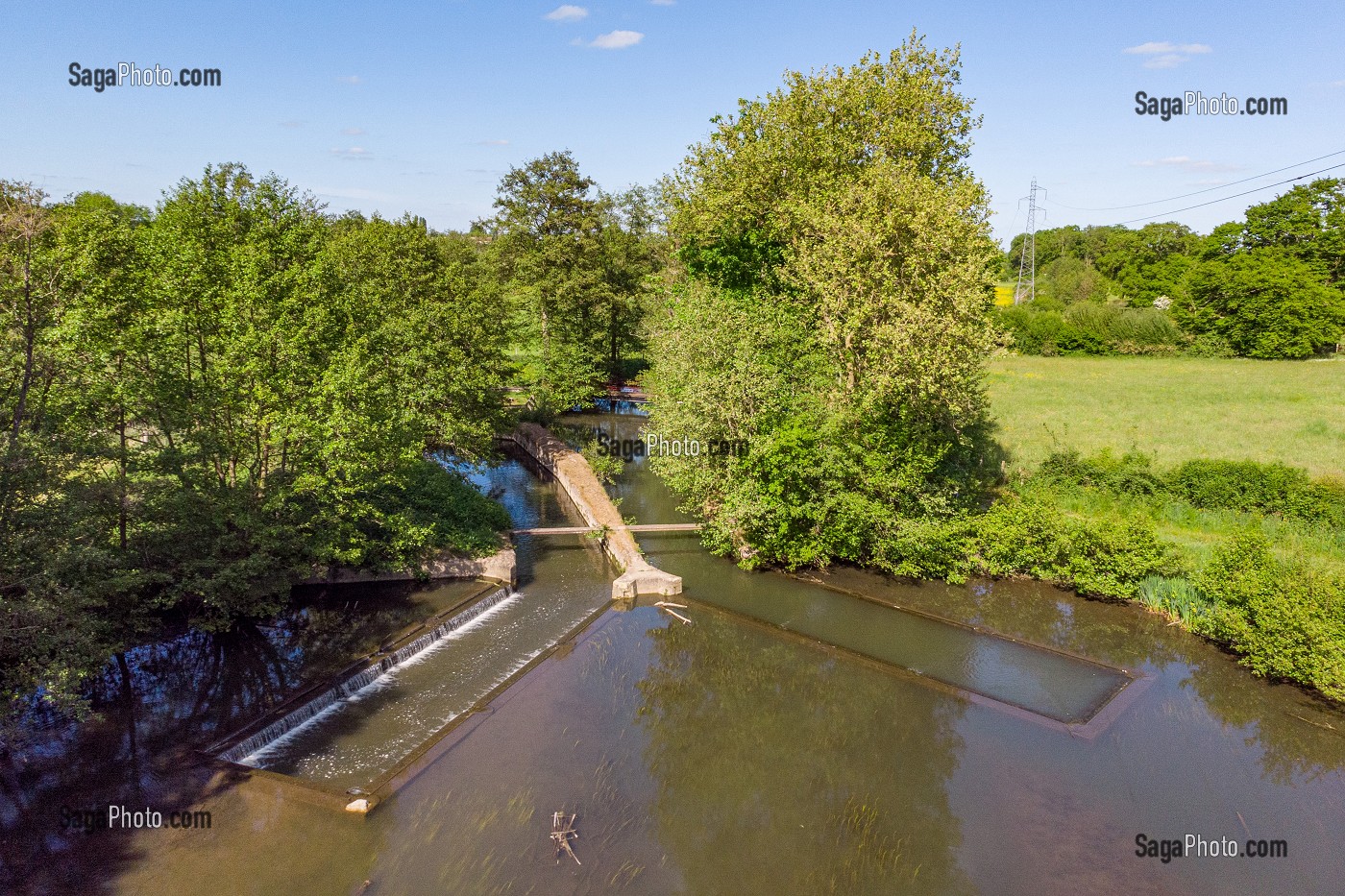 BEQUET POUR DETOURNER LE COURS DE LA RIVIERE ITON VERS VERNEUIL ET BRETEUIL, BOURTH, VALLEE DE L'ITON, EURE, NORMANDIE, FRANCE 