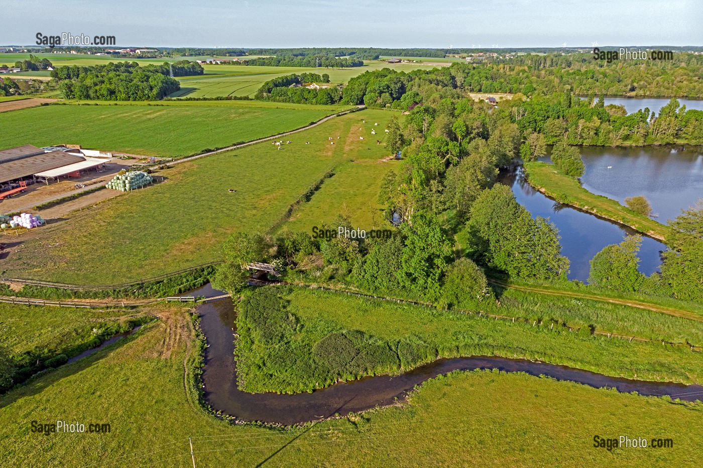 VUE AERIENNE DE LA RIVIERE ITON ALIMENTANT DES ETANGS DE PECHE, CINTRAY, VALLEE DE L'ITON, EURE, NORMANDIE, FRANCE 