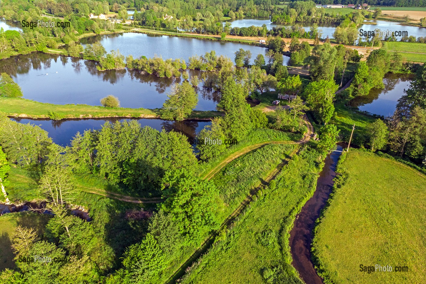 VUE AERIENNE DE LA RIVIERE ITON ALIMENTANT DES ETANGS DE PECHE, CINTRAY, VALLEE DE L'ITON, EURE, NORMANDIE, FRANCE 