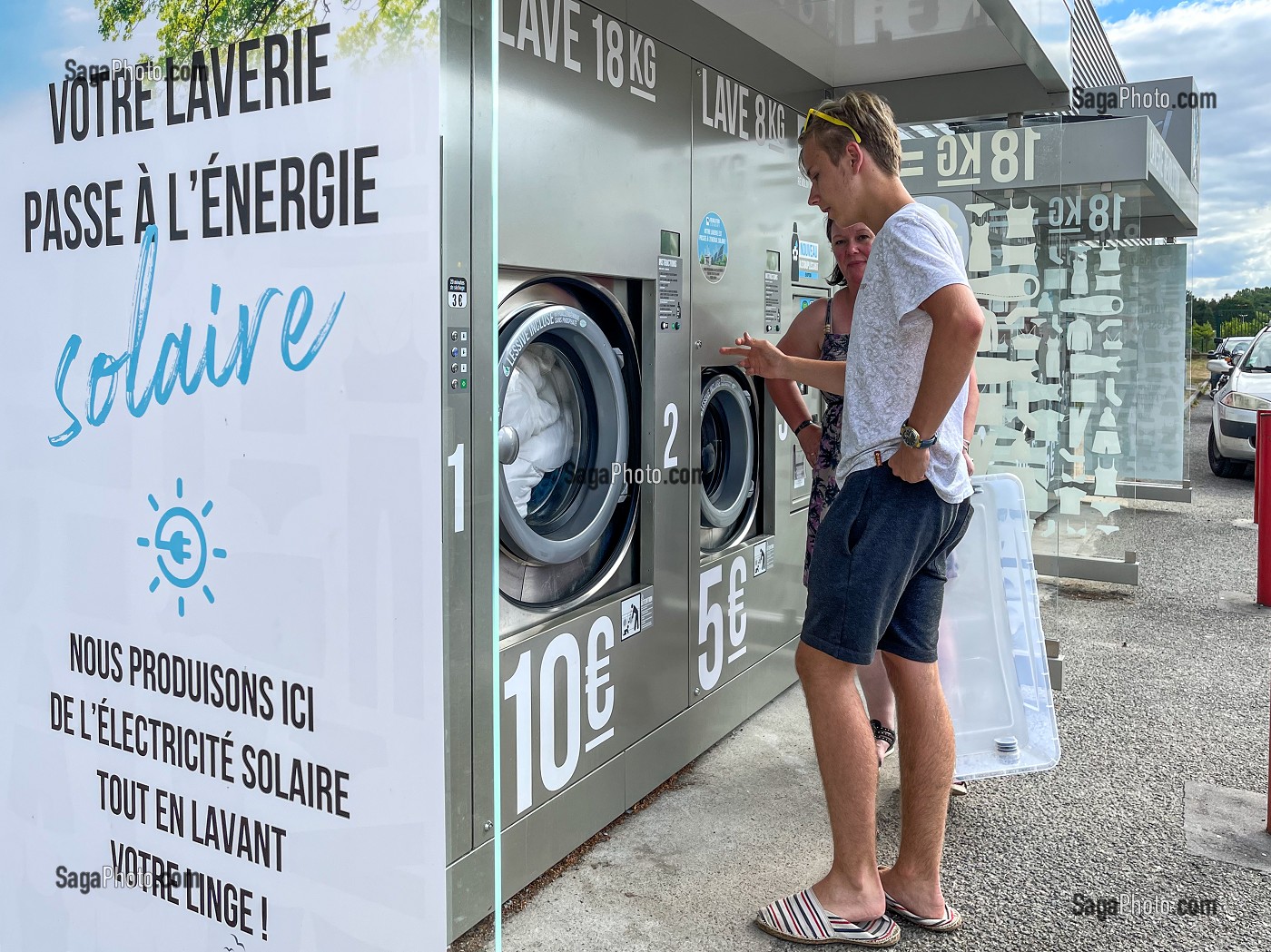 LAVERIE ALIMENTEE PAR DE L'ENERGIE SOLAIRE, LAVAGE REVOLUTION POUR PROTEGER L'ENVIRONNEMENT DE LA PLANETE, CENTRE COMMERCIAL INTERMARCHE, L'AIGLE, ORNE, NORMANDIE, FRANCE 