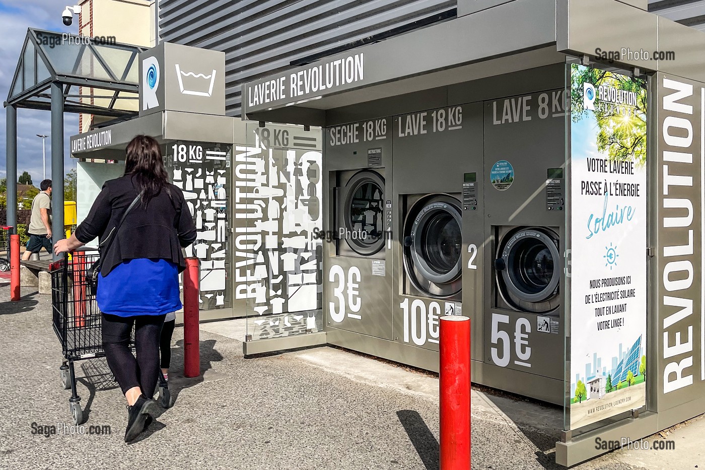 LAVERIE ALIMENTEE PAR DE L'ENERGIE SOLAIRE, LAVAGE REVOLUTION POUR PROTEGER L'ENVIRONNEMENT DE LA PLANETE, CENTRE COMMERCIAL INTERMARCHE, L'AIGLE, ORNE, NORMANDIE, FRANCE 