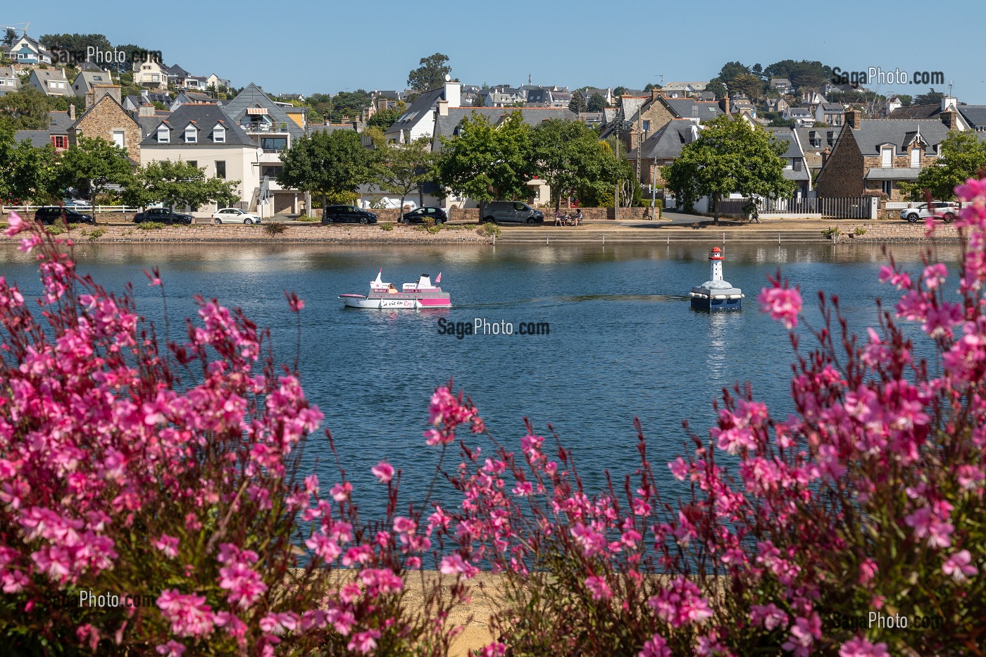 PORT MINIATURE, ANIMATION DE LOISIRS EN CENTRE-VILLE AVEC DES PETITS BATEAUX ELECTRIQUES, COTES-D'AMOR, BRETAGNE, FRANCE 