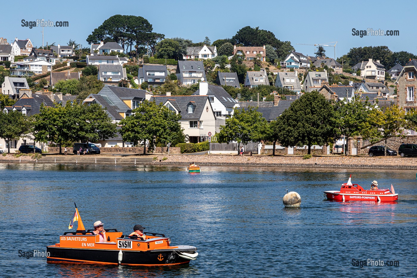 PORT MINIATURE, ANIMATION DE LOISIRS EN CENTRE-VILLE AVEC DES PETITS BATEAUX ELECTRIQUES, COTES-D'AMOR, BRETAGNE, FRANCE 