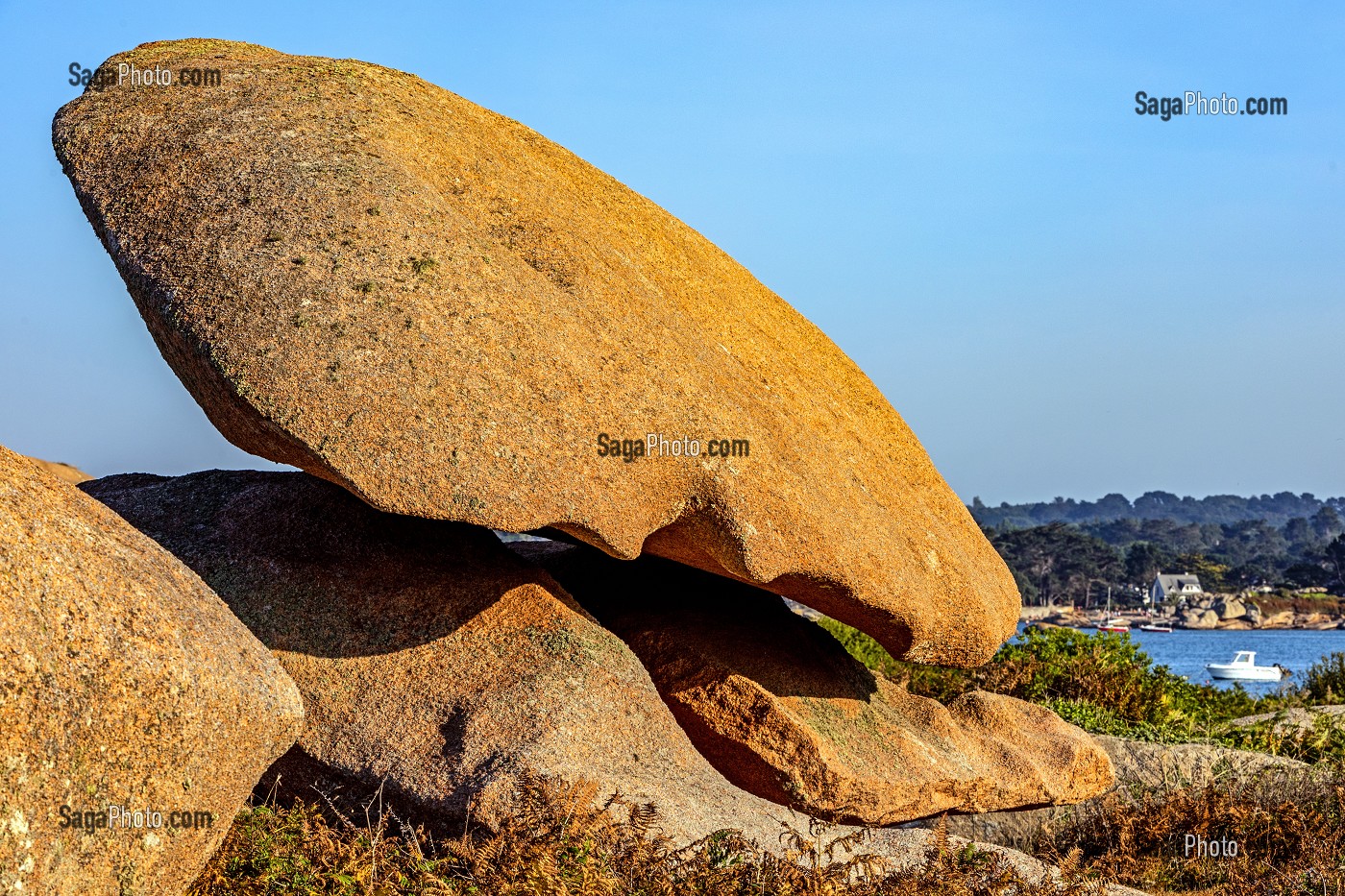 ROCHERS DE GRANITE ROSE, COUCHER DE SOLEIL SUR LA POINTE DE L'ILE RENOTE, TREGASTEL, COTE DE GRANIT ROSE, COTES-D’ARMOR, BRETAGNE, FRANCE 