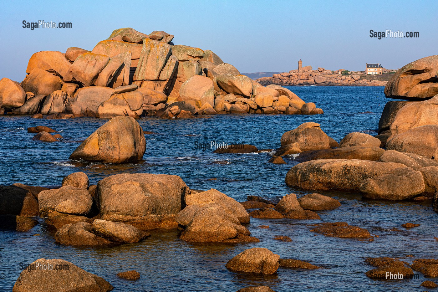 VUE SUR LE PHARE DE PLOUMANACH DEPUIS LES ROCHERS DE GRANITE ROSE AU COUCHER DE SOLEIL, POINTE DE L'ILE RENOTE, TREGASTEL, COTE DE GRANIT ROSE, COTES-D’ARMOR, BRETAGNE, FRANCE 