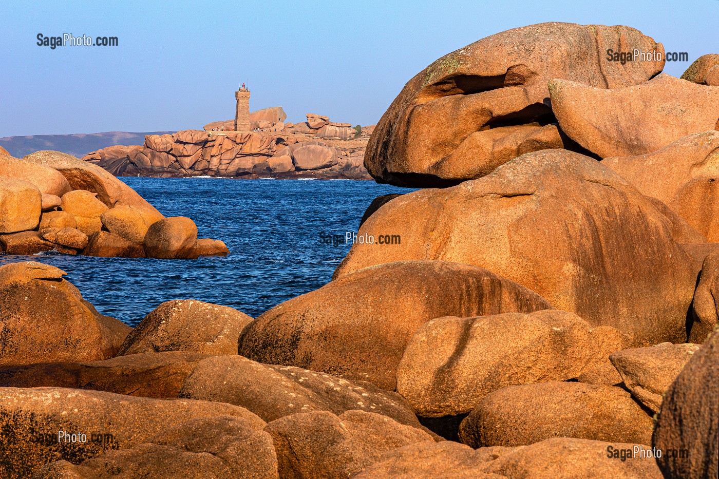 VUE SUR LE PHARE DE PLOUMANACH DEPUIS LES ROCHERS DE GRANITE ROSE AU COUCHER DE SOLEIL, POINTE DE L'ILE RENOTE, TREGASTEL, COTE DE GRANIT ROSE, COTES-D’ARMOR, BRETAGNE, FRANCE 