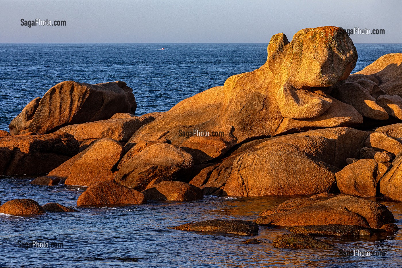 ROCHERS DE GRANITE ROSE AUX FORMES D'ANIMAUX MARINS, COUCHER DE SOLEIL SUR LA POINTE DE L'ILE RENOTE, TREGASTEL, COTE DE GRANIT ROSE, COTES-D’ARMOR, BRETAGNE, FRANCE 