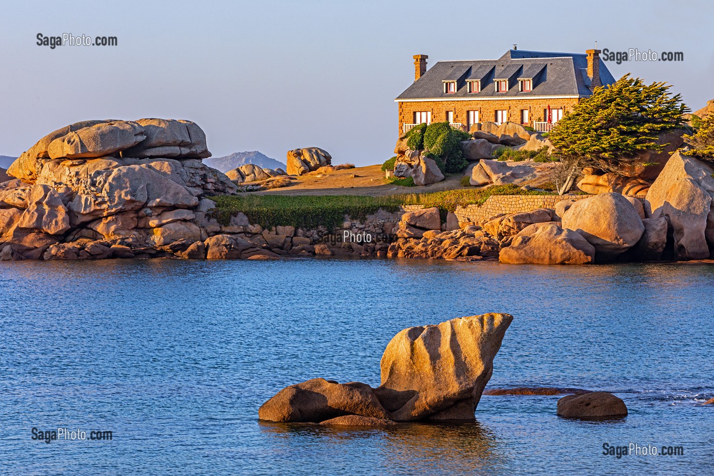 MAISON SUR LES ROCHERS AU COUCHER DE SOLEIL, GREVE DE TOUL DREZ, POINTE DE L'ILE RENOTE, TREGASTEL, COTE DE GRANIT ROSE, COTES-D’ARMOR, BRETAGNE, FRANCE 