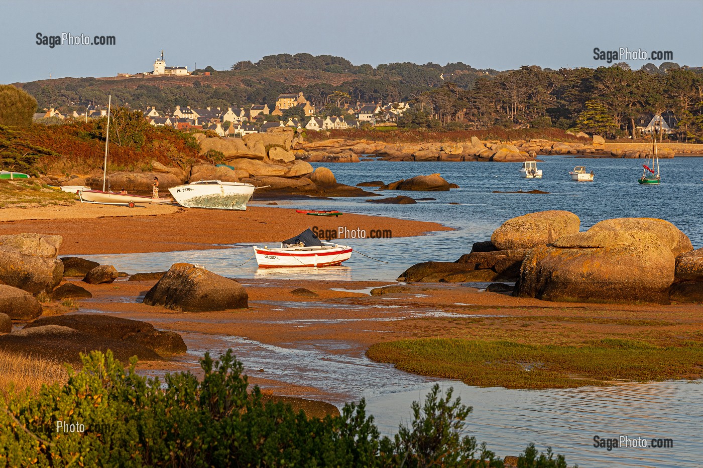 SEMAPHORE ET VILLAGE DE PLOUMANAC'H, COUCHER DE SOLEIL SUR LA BAIE SAINTE-ANNE, POINTE DE L'ILE RENOTE, TREGASTEL, COTE DE GRANIT ROSE, COTES-D’ARMOR, BRETAGNE, FRANCE 