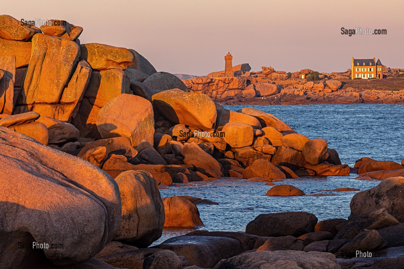 VUE SUR LE PHARE DE PLOUMANACH DEPUIS LES ROCHERS DE GRANITE ROSE AU COUCHER DE SOLEIL, POINTE DE L'ILE RENOTE, TREGASTEL, COTE DE GRANIT ROSE, COTES-D’ARMOR, BRETAGNE, FRANCE 