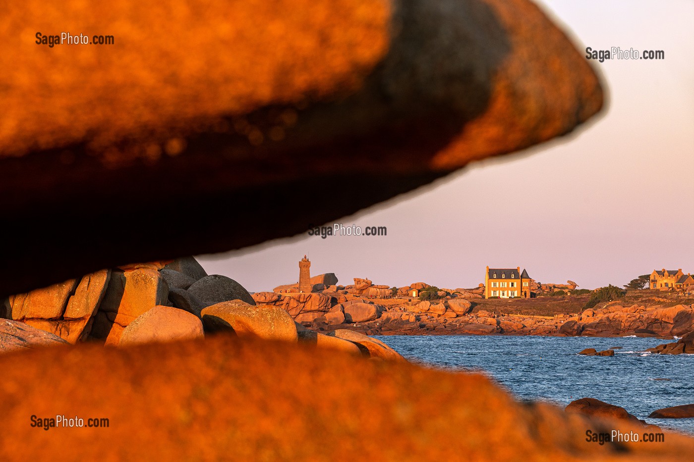 VUE SUR LE PHARE DE PLOUMANACH DEPUIS LES ROCHERS DE GRANITE ROSE AU COUCHER DE SOLEIL, POINTE DE L'ILE RENOTE, TREGASTEL, COTE DE GRANIT ROSE, COTES-D’ARMOR, BRETAGNE, FRANCE 