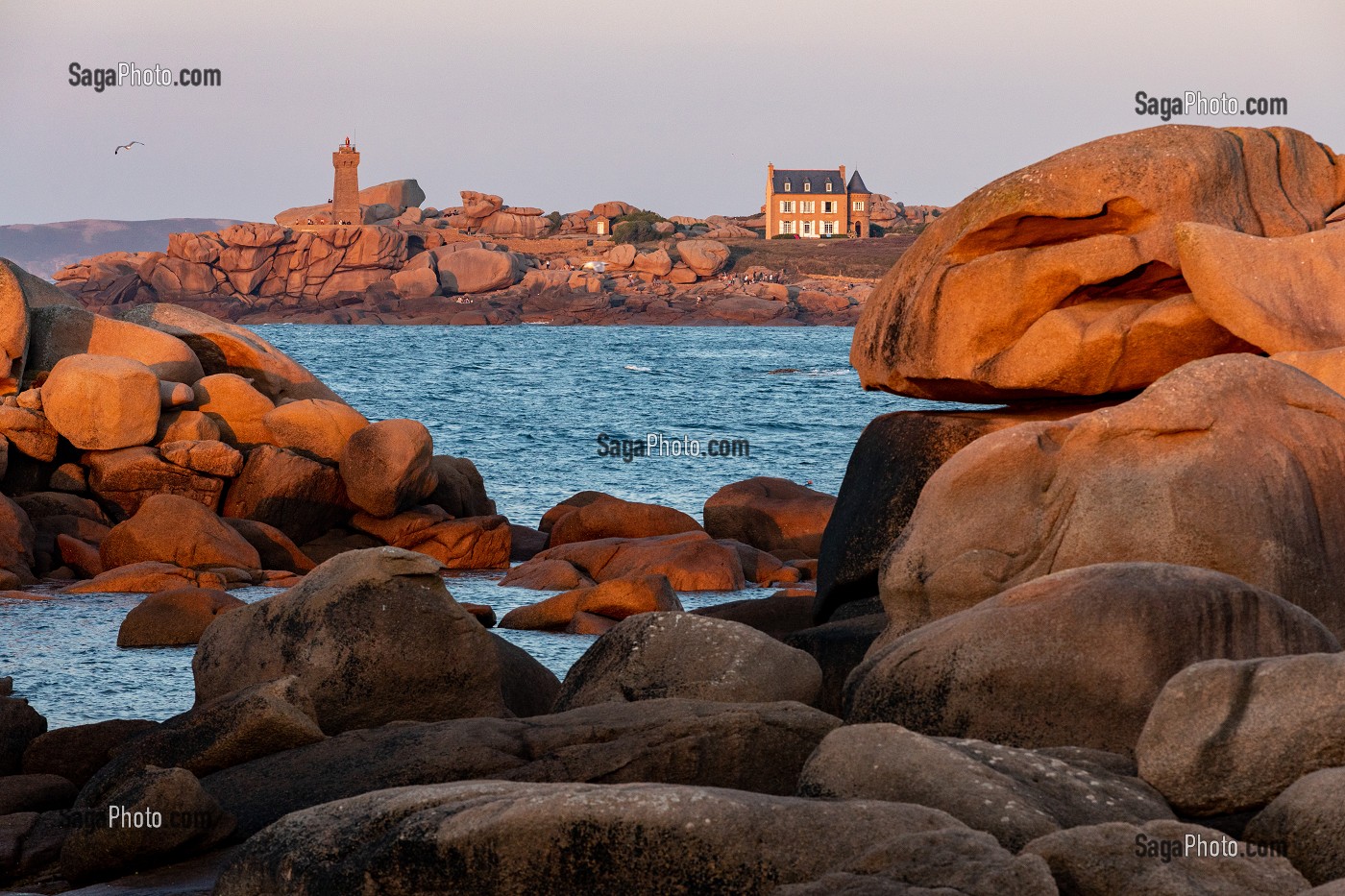 VUE SUR LE PHARE DE PLOUMANACH DEPUIS LES ROCHERS DE GRANITE ROSE AU COUCHER DE SOLEIL, POINTE DE L'ILE RENOTE, TREGASTEL, COTE DE GRANIT ROSE, COTES-D’ARMOR, BRETAGNE, FRANCE 