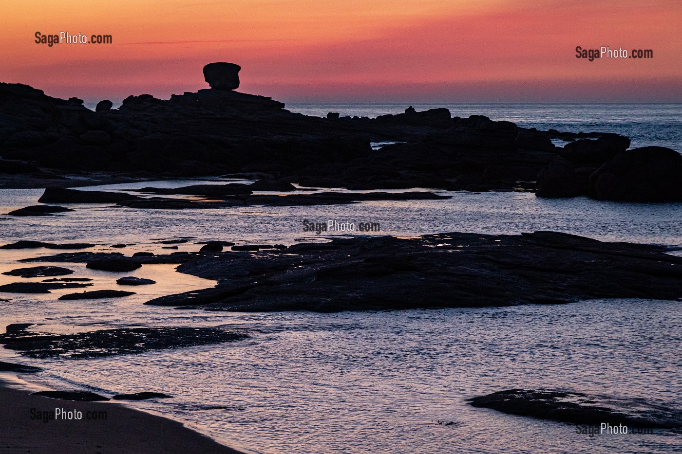 COUCHER SUR LA GREVE DE TOUL DREZ, POINTE DE L'ILE RENOTE, TREGASTEL, COTE DE GRANIT ROSE, COTES-D’ARMOR, BRETAGNE, FRANCE 